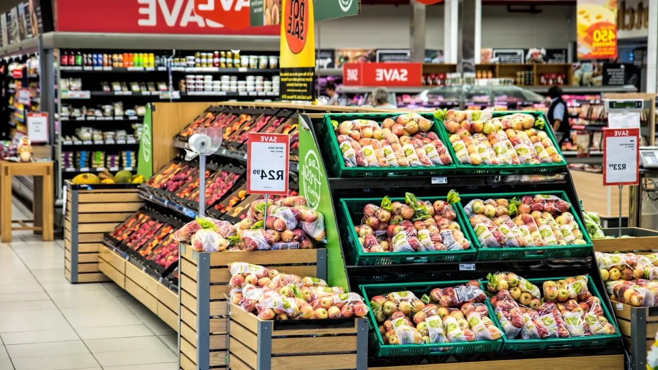 Market rafları ve alışveriş sepeti