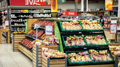 Market rafları ve alışveriş sepeti